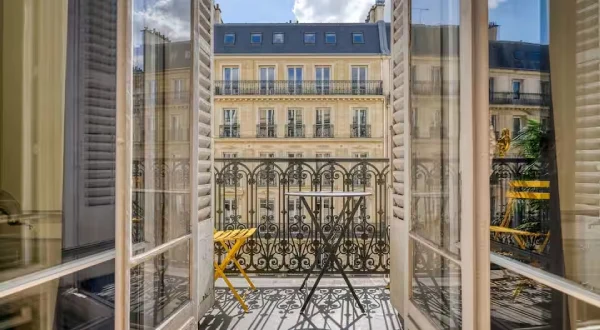Vue sur un immeuble haussmanien parisien